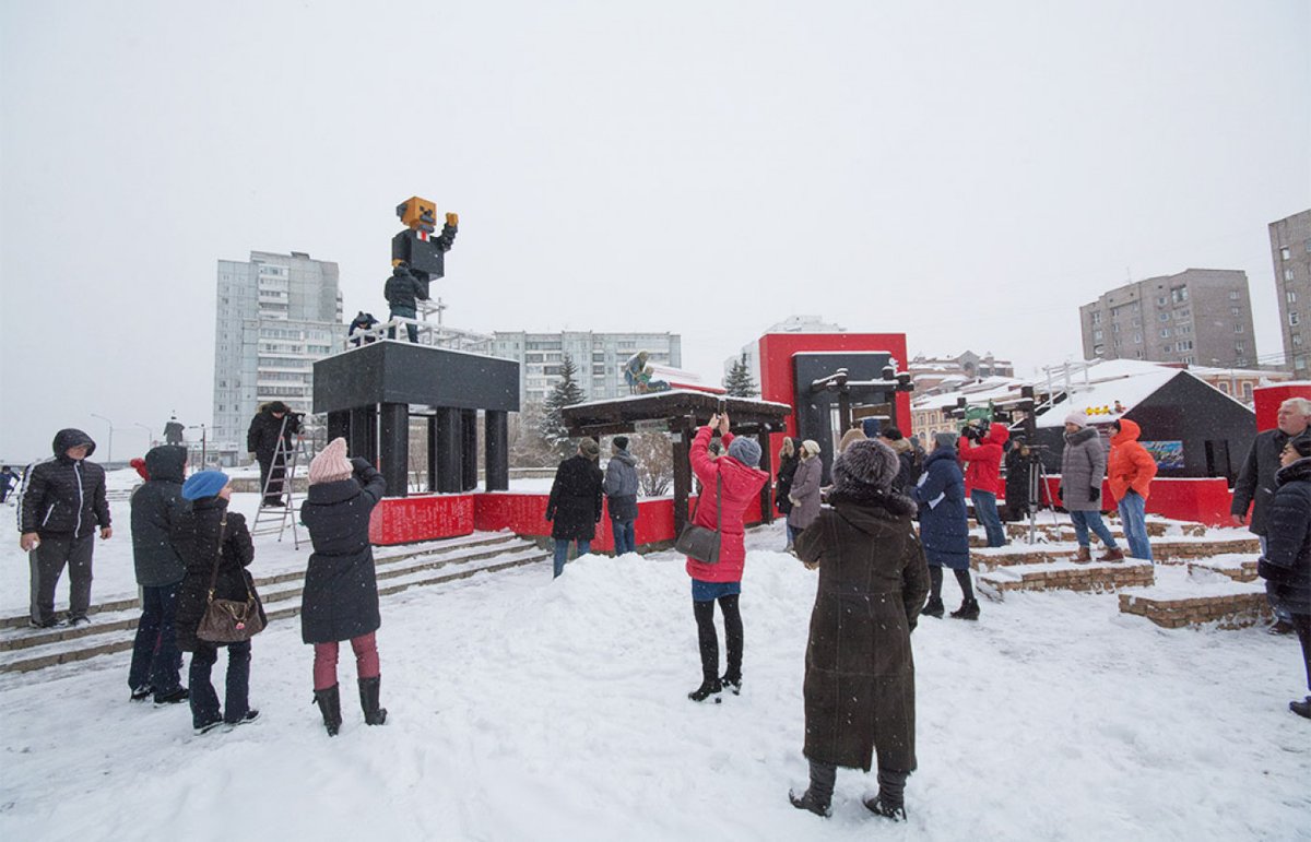 “Minecraft” Lenin, an art installation in Krasnoyarsk, Russia (2017).