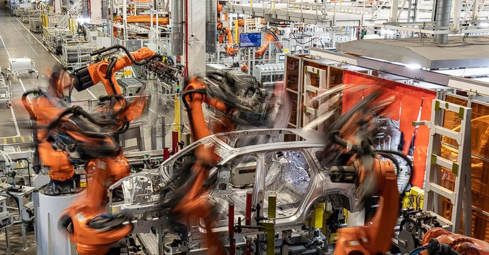 🚨🇨🇳 BREAKING: There Are More Robots Working in China Than the Rest of the World Combined.