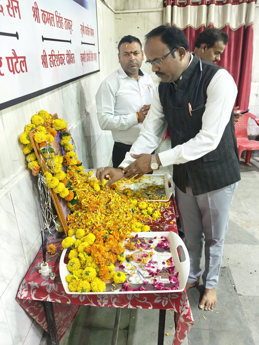 दमोह अधिवक्ता संघ के वरिष्ठ अधिवक्ता श्री गजेंद्र चौबे (गज्जू दादा) की अधिवक्ता संघ द्वारा शोक सभा कर श्रद्धांजलि अर्पित की 
 दादा सभी अधिवक्ताओं की यादों में हमेशा रहेंगे 
भगवान आपको श्री चरणों में स्थान  प्रदान करें