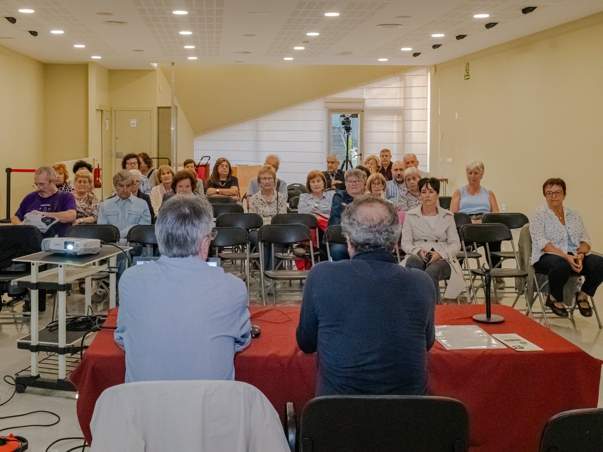 Algunes conferencies fetes a l'Auditori Vallhonrat. L'AEUR sempre amb nosaltres. Seguim!