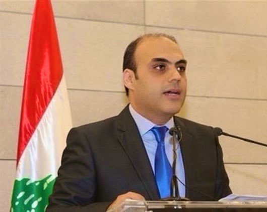 سليلُ البيانِ
وعاشقُ الفصحى رَحَل.
بِصوتِه أكرمَ اللغةَ
حضورًا وأداءً،
وصدى لغتِه ما زالَ يتردّدُ
في أُذُنِ الإعلام.
رحمَ اللهُ مَن كانت له
الكلمةُ رسالةً،
واللغةُ قضيّةً.
وداعًا بسّام براك.

#بسام_براك