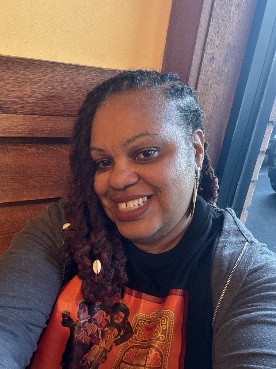 pumpkingyrll77's tweet photo. Took my hair out its Kringle . Rip to both Angie Stone and D’Angelo. me at the Waffle House when my hair was still styled. https://t.co/WrNa7yxwkV