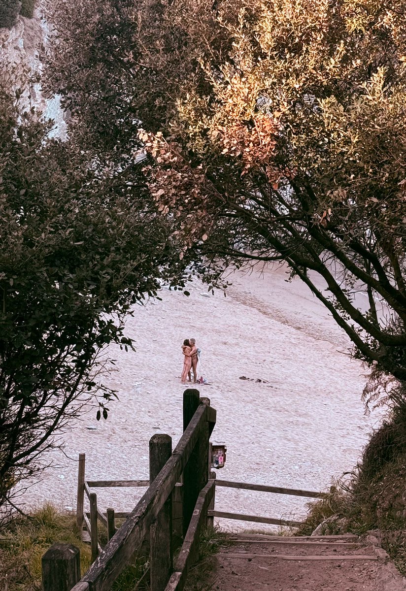 Porque el amor abrazado es el sexo que no tuvimos cuando estuvimos enamorados.

substack.com/@mangelsilva/n…