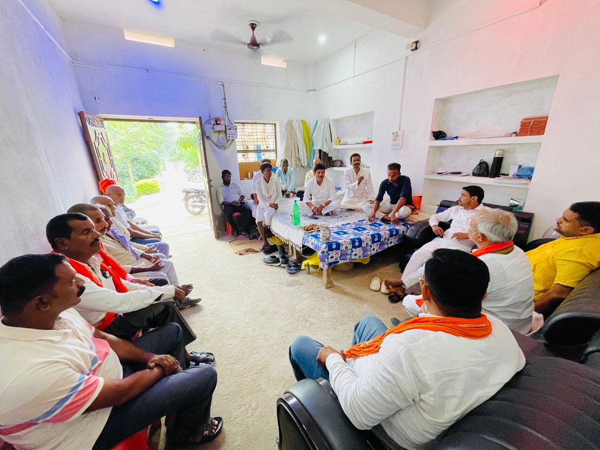 adeshguptabjp's tweet photo. मोहनिया विधानसभा, बिहार 📍

आज मोहनिया विधानसभा क्षेत्र के कुदरा दक्षिणी प्रखण्ड के मेउड़ा पंचायत के मुखिया श्री सुदर्शन सिंह कुशवाहा के आवास पर बूथ संख्या 235-240 के कार्यकर्ताओं की बैठक को संबोधित किया!बैठक में विधानसभा प्रभारी श्री दुर्गेश चौबे, ज़िला उपाध्यक्ष श्री उपकार प्रजापति, मंडल अध्यक्ष श्री निरंजन सिंह, कुशवाहा समाज के ज़िला अध्यक्ष श्री राम केशर सिंह और पैक्स अध्यक्ष श्री शिवमूरत पासवान सहित प्रमुख कार्यकर्ता उपस्थित रहे!

यह चुनाव सिर्फ़ सत्ता का नहीं, सोच का है!विकास की राजनीति को आगे बढ़ाने और बिहार को आत्मनिर्भर बनाने का संकल्प है!प्रधानमंत्री श्री @narendramodi जी के नेतृत्व में देश नई ऊँचाइयाँ छू रहा है, और मुख्यमंत्री @NitishKumar जी के नेतृत्व में बिहार ने गांव-गांव तक विकास की रफ़्तार देखी है!

सभी कार्यकर्ताओं ने आने वाले दिनों में हर बूथ, हर टोला, हर घर तक NDA की नीतियों को पहुंचाने और हर बूथ पर NDA की जीत सुनिश्चित करने का संकल्प लिया!
#BiharElections 
@blsanthosh @bhikhubhaidbjp @DilipJaiswalBJP