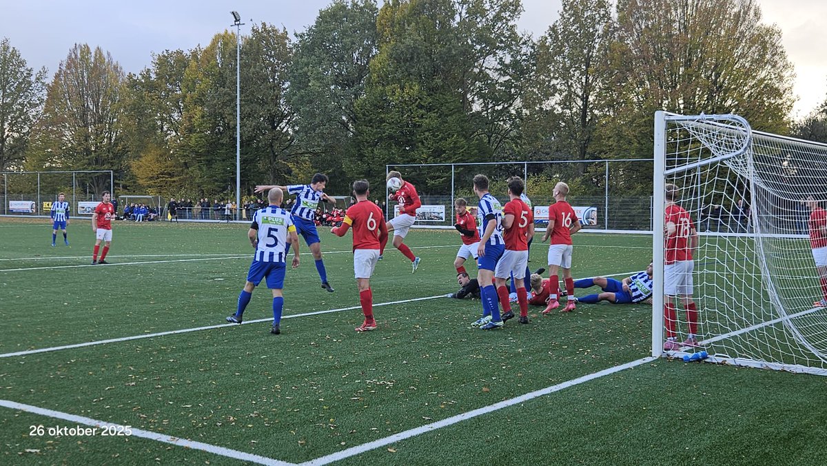 Verslag | USV vergeet zichzelf te belonen en laat koploper <a href="/vvEMMS/">vv EMMS</a> diep in blessuretijd alsnog ontsnappen. bit.ly/3WpyChz