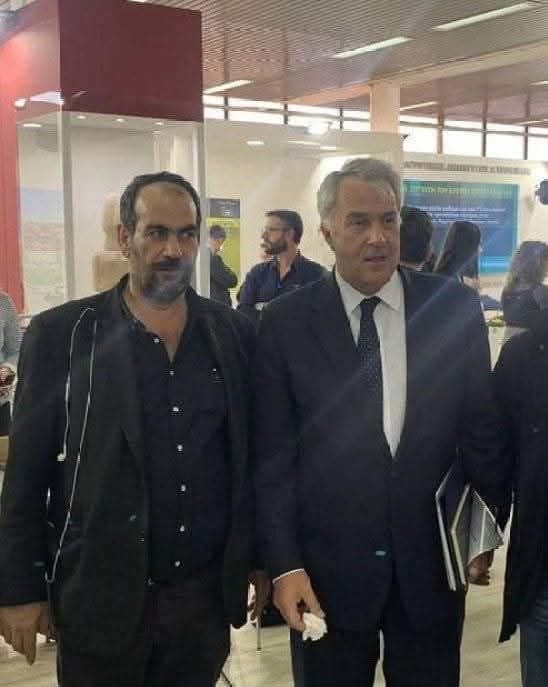 Εδώ ο Μάκης με έναν φίλο του