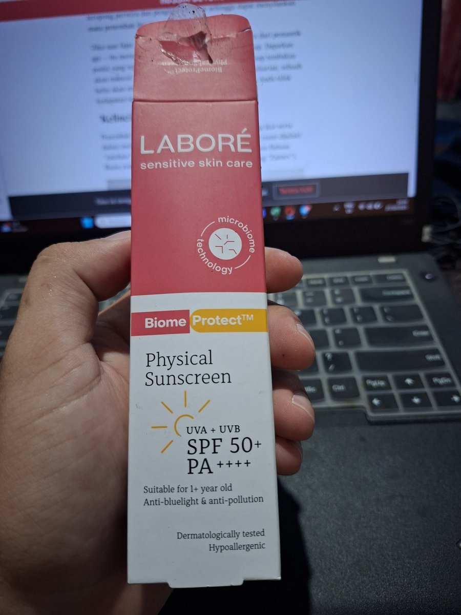 pancabagusa's tweet image. Aku GA-in aja ya ini Sunscreen dari Labore "for sensitive skin" namun buat aku ga cocok! Baru 2x dikit pemakaian aja. 
Bener memang mahal belum berarti baik dan cocok utk kita. Tp siapa tahu kalian ada yg cocok, cukup ganti ongkir aja ya! 

Retweet dan komentar dom kalian ya!
