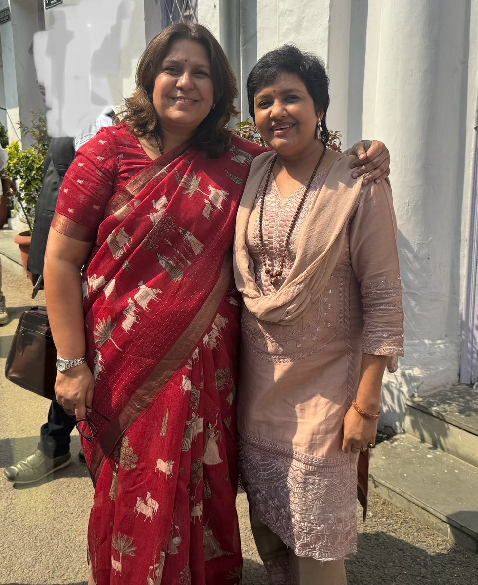 आत्मविश्वास और ऊर्जा से लबरेज़, सबकी तरफ़ स्नेह का हाथ बढ़ाने वाली सोशल मीडिया विभाग + डिजिटल प्लेटफॉर्म्स की बेहद सफ़ल चेयरपर्सन और हमारी साथी सुप्रिया श्रीनेत को जन्मदिन की ढेरों शुभकामनाएँ और बधाई 🌹🤗