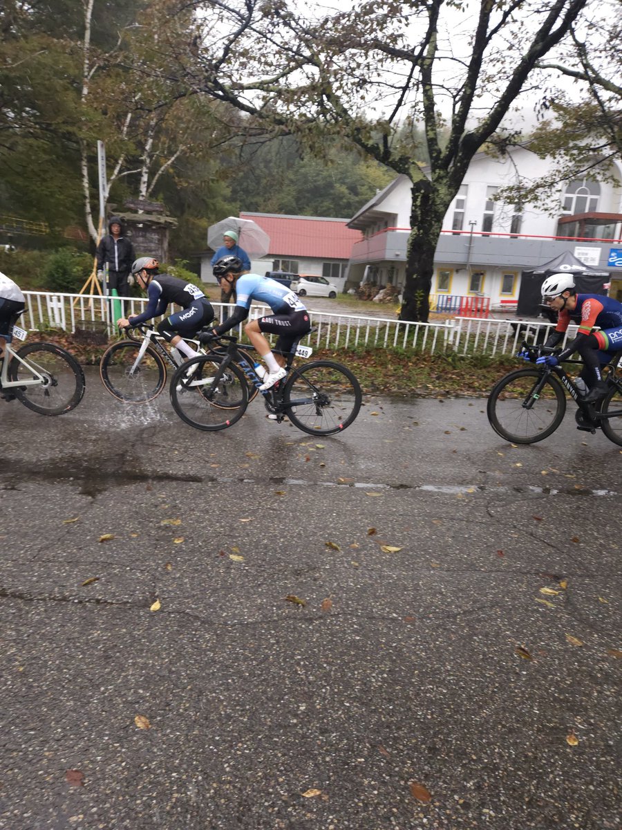 OVERRAGERACING's tweet photo. 【レース結果】
■JBCF群馬CSCロードレース10月大会
E3 高田暖翔 19位
E2 市川龍之介 DNF
E1 瀬川ジョエル 3位

■もてぎエンデューロ
2h 吉岡瞬 DNF

両日ともに雨天で極度に冷え込んだ状態で挑んだレース。
瀬川がE1で初の表彰台！
オフシーズンで更に成長を目指します。 https://t.co/3tu23JJHXi