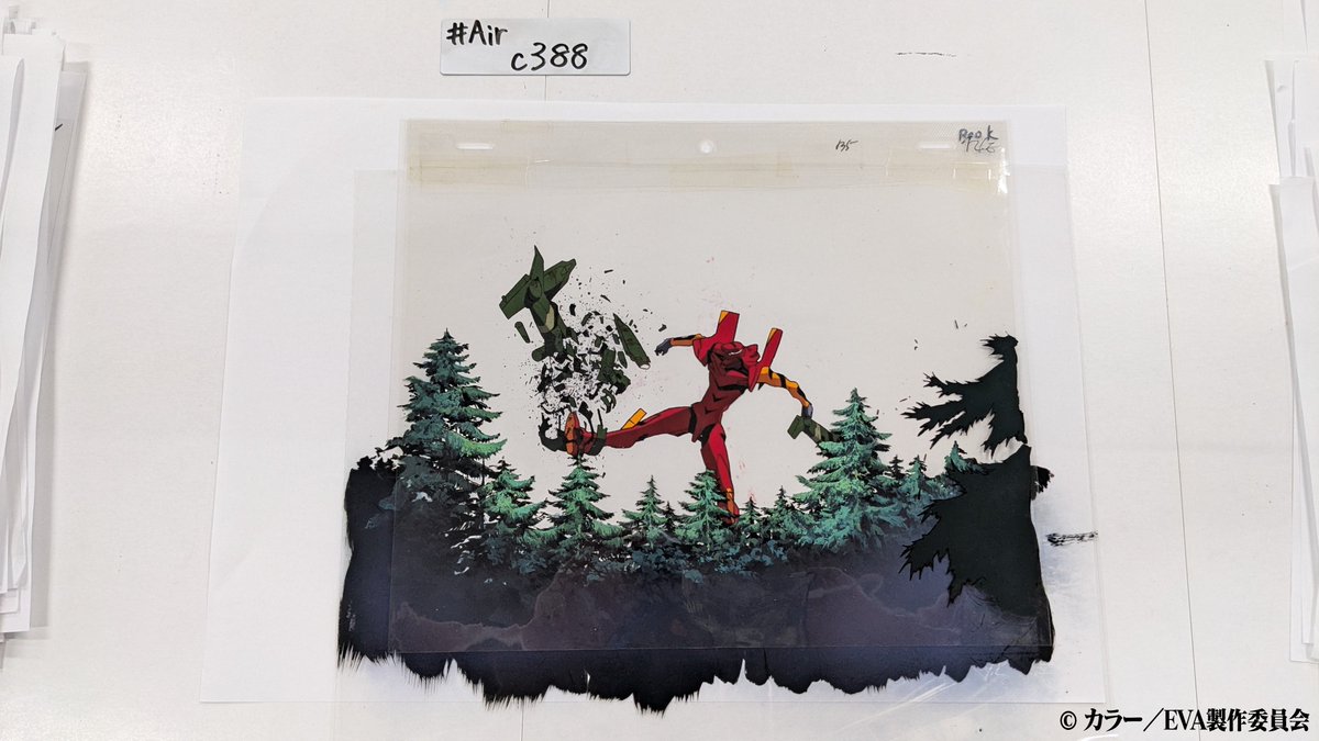 劇場版では制作体制が変わり、当時「Production I.G」に在籍していたリアル系アクション作画を得意とするトップレベルのアニメーターの方々が大挙参加して、作画のクオリティが格段に高まっています。
原画の上りを見るのが楽しみで、ニヤけながら演出していたことを思い出します。（鶴巻和哉談）