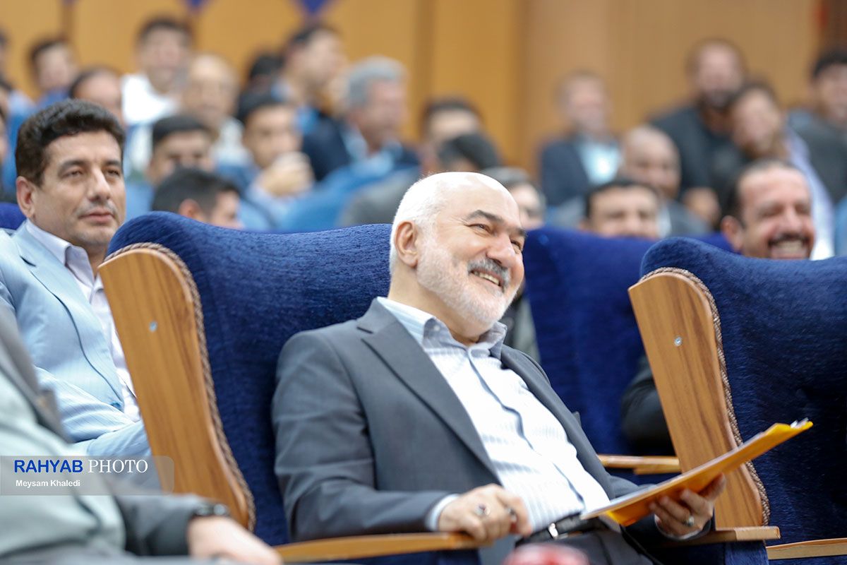naaimhamidi's tweet photo. برای اولین‌بار دولت در خوزستان تشکیل جلسه می‌دهد.این فقط یک سفر نیست؛ تمرین تمرکززدایی در تصمیم‌سازی است.وقتی سیاست‌گذاری به میدان واقعیت می‌رود، فاصله مسئله تا تصمیم کوتاه می‌شود.استانداری که چنین میخ حکمرانی را بکوبد،در واقع دارد کانون مدیریت کشور را جابه‌جا می‌کند
#موالی_زاده https://t.co/l7y2oTTPgG