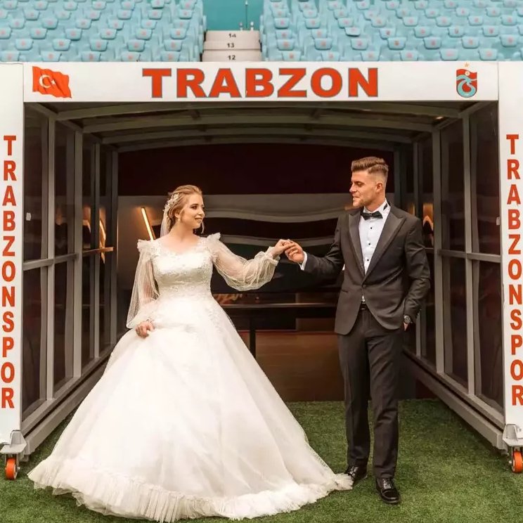 Van'da bir anne, ehliyetsiz 16 yaşındaki sürücünün 50 km hız sınırı olan yolda 113 km hızla çarpması sonucu hayatını kaybetti.

• Araçtaki 5 aylık bebek Yağız ve Uzman Çavuş baba yaralı kurtuldu.
• Tutuklanan şahsın, 4 ay sonra serbest bırakıldığı ortaya çıktı. (DHA)