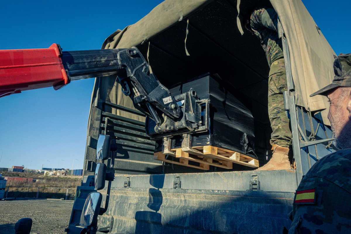 pascalbtr's tweet image. #DAFA25 #DacianFall25
Arrivée du contingent 🇪🇸 au camp 🇷🇴 de Smardan.
Le VCI Piranha 8x8 par porte-engins civils et les VAMTAC 4x4 sur...EPC 60 t 🇫🇷 ?! 🤔
📷HQ MNDSE