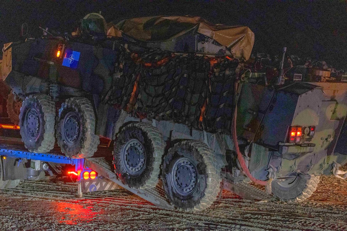 pascalbtr's tweet image. #DAFA25 #DacianFall25
Arrivée du contingent 🇪🇸 au camp 🇷🇴 de Smardan.
Le VCI Piranha 8x8 par porte-engins civils et les VAMTAC 4x4 sur...EPC 60 t 🇫🇷 ?! 🤔
📷HQ MNDSE