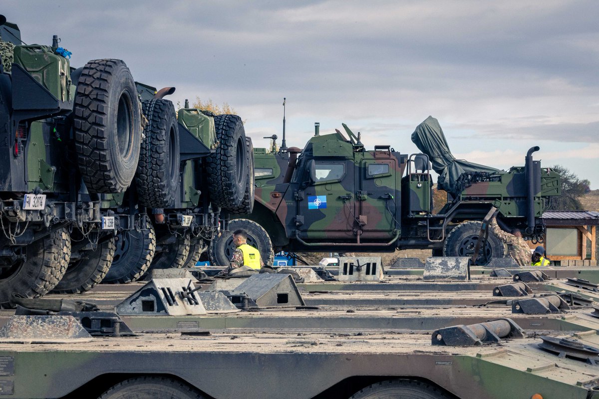 pascalbtr's tweet image. #DAFA25 #DacianFall25
Arrivée du contingent 🇪🇸 au camp 🇷🇴 de Smardan.
Le VCI Piranha 8x8 par porte-engins civils et les VAMTAC 4x4 sur...EPC 60 t 🇫🇷 ?! 🤔
📷HQ MNDSE