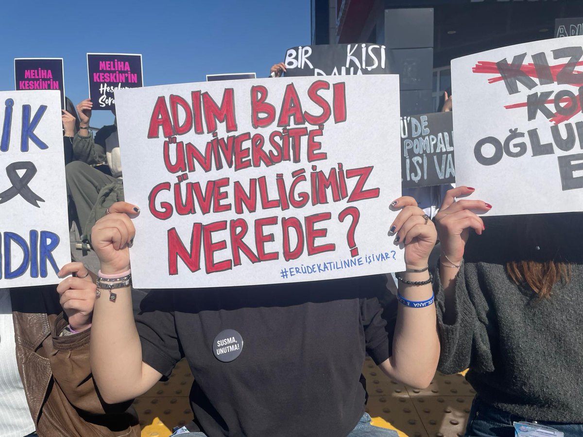 edebiyat fakultesinin onunde oturuyoruz, rektor ve vali ulku ocaklari olmasa bizimle iletisime gecmeyecekti. #unutma #Erüdekatliam #Erüdecinayet