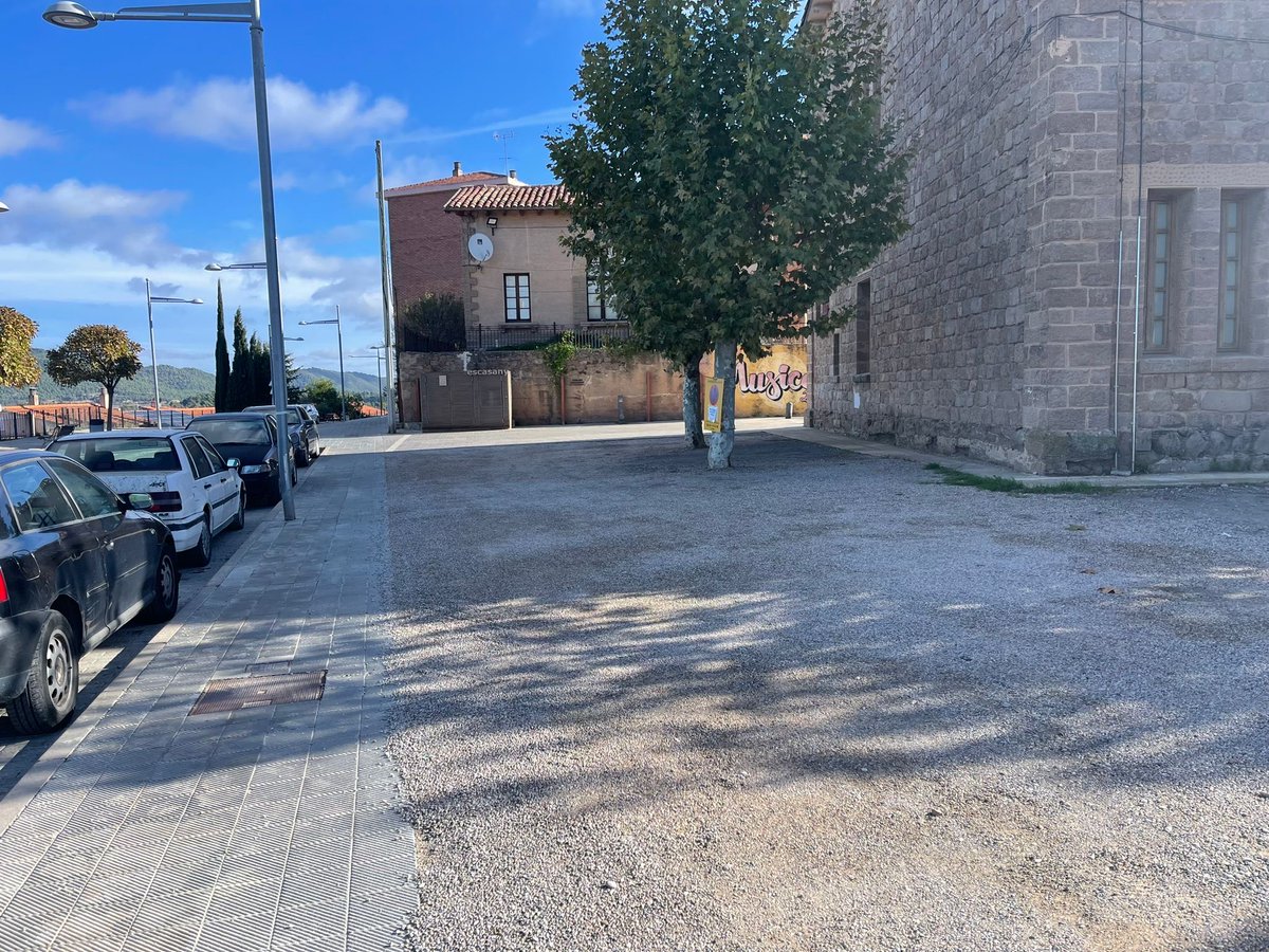⚡️A partir d’avui iniciem les obres d’asfaltatge a la plaça de les Escoles Escasany, que s’allargaran durant aquesta setmana

👉🏾S’habilita, durant els dies d’afectació per les obres, el passeig Mossèn Joan Riba per aparcament provisional