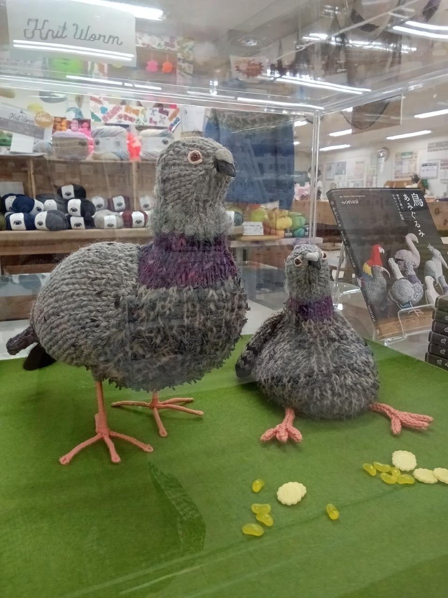 graphicshaeigy1's tweet image. 北海道のカナリヤ札幌本店さんにて10月新刊『鳥あみぐるみ』のサンプルを展示していただきました！これはかわいいいい！！🦆餌まで！細かい！！実際に見てみたら本当に作りたくなります！4Fの毛糸売場まで是非お越しくださいませ！　#書店巡礼　#鳥あみぐるみ　#カナリヤ　#あみぐるみ　#札幌 #soruni