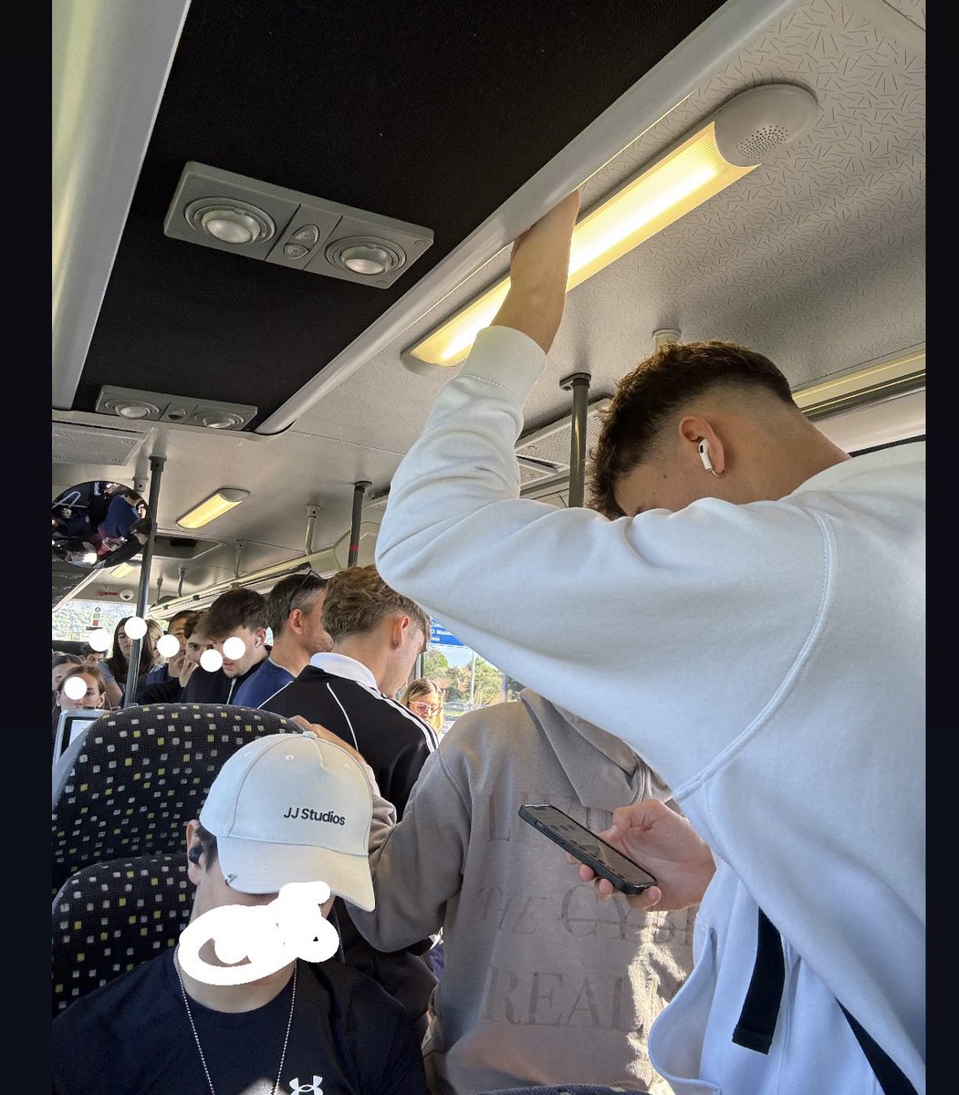 El bus va saturat fins i tot a l’hora dels senyors. E11.1 10 tocades del matí. <a href="/MoventisInfo/">Moventis</a> <a href="/MartaBelles33/">Marta Bellés Abad</a> <a href="/DBotePaz/">David Bote Paz</a>