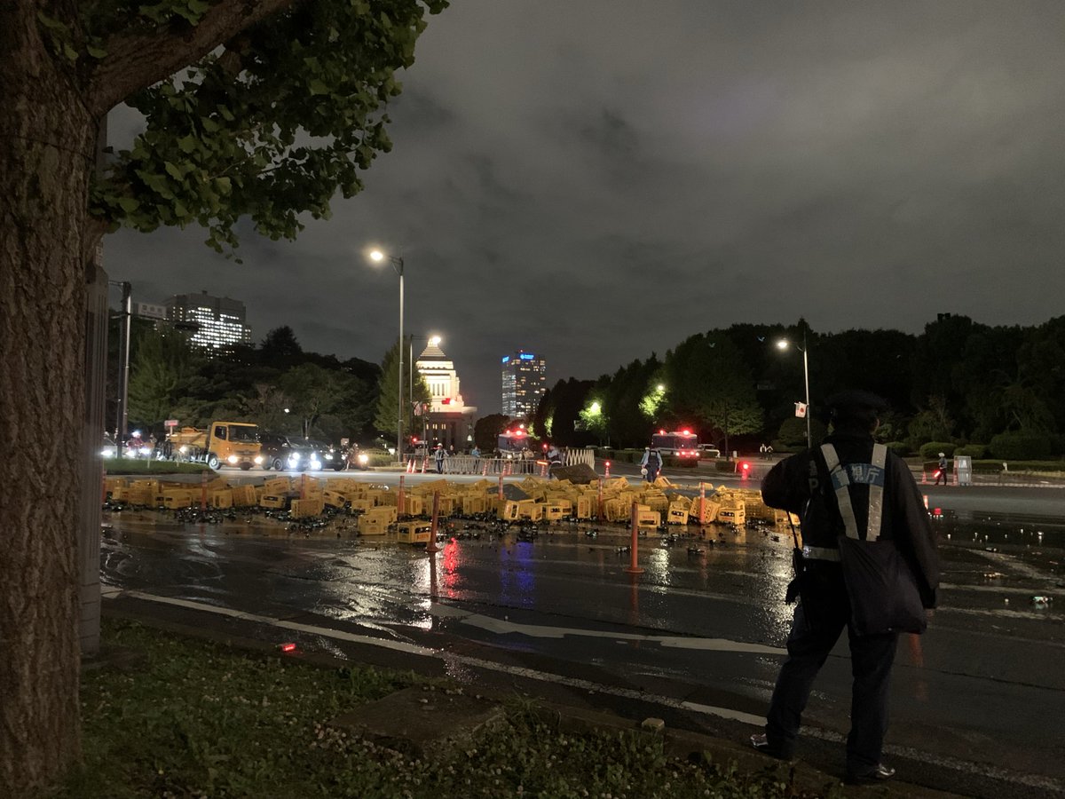 VKNz8Nhdnhf7HVU's tweet image. 国会前で瓶ビールを積載した車が荷崩れ大統領車列に影響出る可能性あり…
