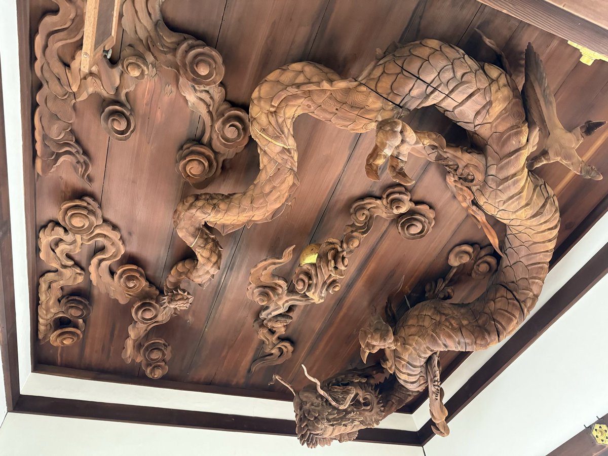 相国寺の後は瀧尾神社へ。今日のテーマは天龍図だったので丁度、瀧尾神社の木彫りの龍はフルバージョン公開中だったのでめっちゃ近くで見れます。