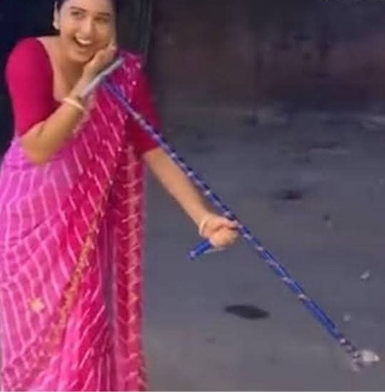 एक देश में, एक ही मामले पर, अलग-अलग कानून कौन चला रहा है ?

पोटाश गन तानिया मित्तल ने चलाई तो FIR हो गई, पोटाश गन देवकीनंदन ठाकुर ने चलाई
लेकिन कोई भी कार्रवाई नहीं हुई। 

कानून का पालन कराने वालों, कम से कम कानून की तो मर्यादा रखो,  तानिया मित्तल पर कार्रवाई हुई है तो देवकीनंदन