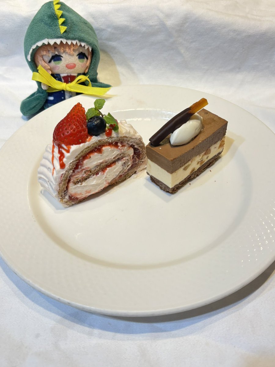 このワタクシがロールケーキの巻きが『の』になってないだと……？？？？
クリスマスメニューに出すケーキです。いちごのロールケーキとオレンジとチョコレートの黒崎一護みたいなケーキ

ひまちを添えて♡♡