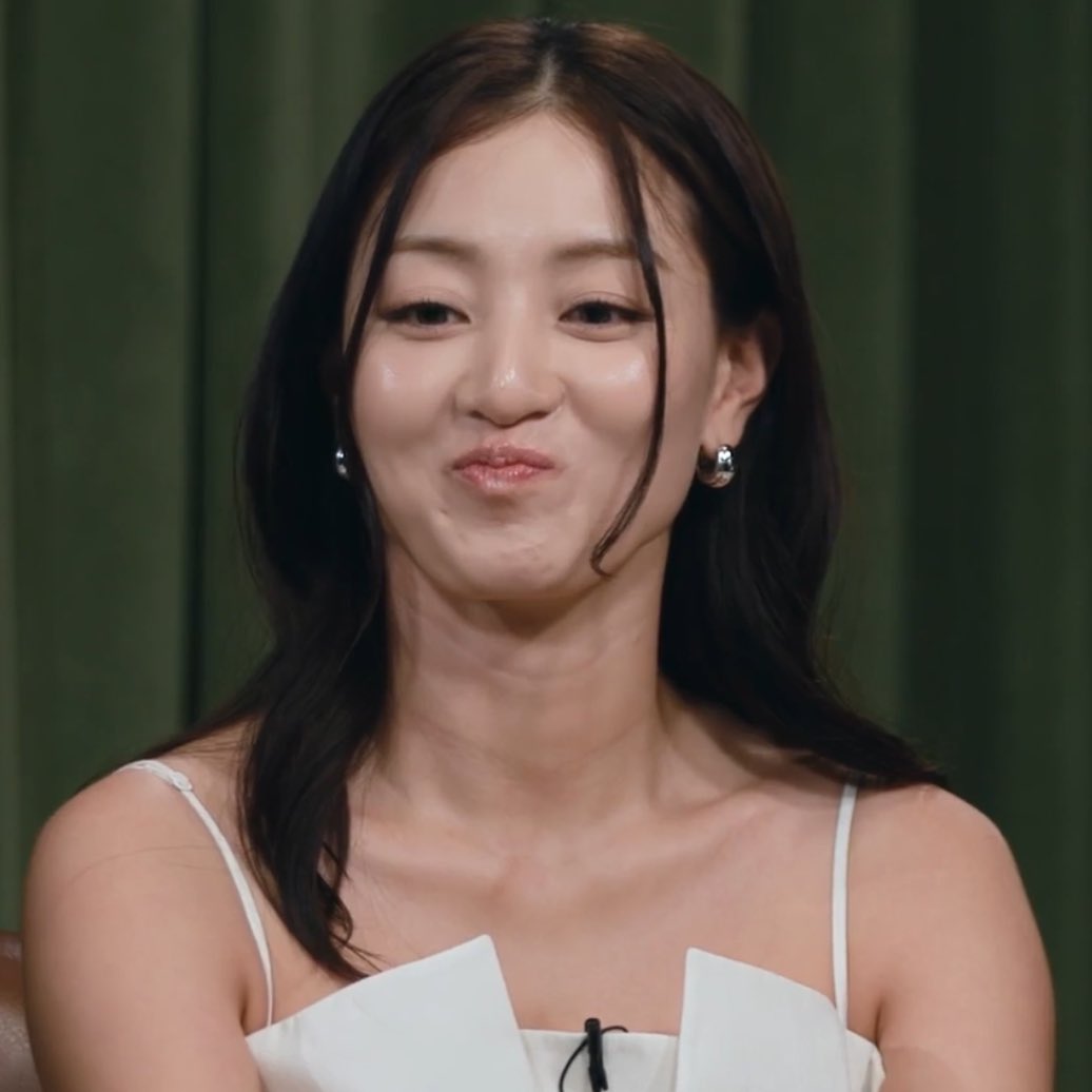 when she saw the lovely costume 😭