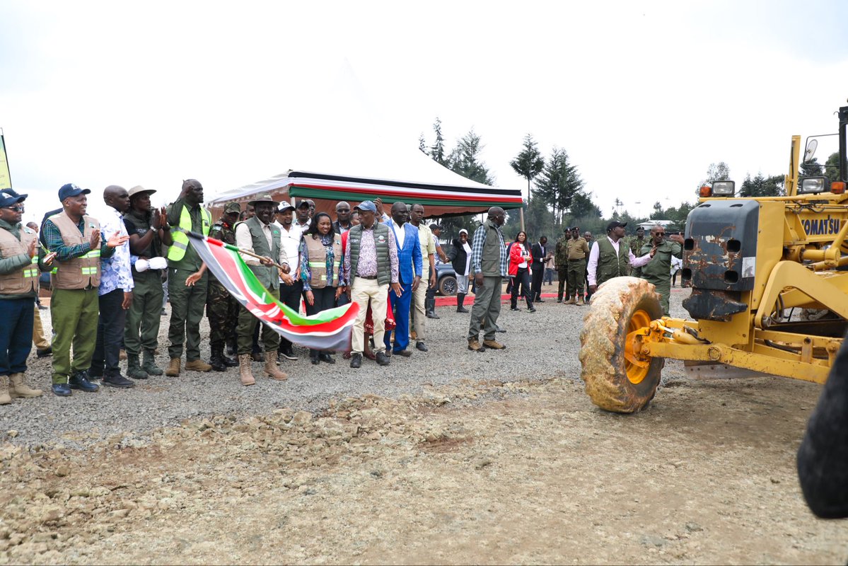 KeRRA_Ke's tweet image. 1/2 H.E. the President  Dr. William Samoei Ruto, PhD, today presided over the official launch of the Kinamba–Mengit–Chepkinoiyo–Murinduku Roads – Phase One.
 #InfrastructureDevelopment