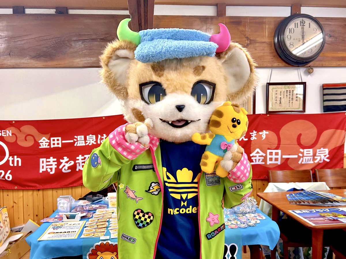 金田一温泉ののぼり前に横浜在住イチバくんいるの空間バグっててじわじわ面白い😂浄法寺のねこちゃんとのコラボ缶バッジぶじお迎えできてよかった！

金田一温泉は岩手の最北端駅で座敷童子がでることで有名な温泉地です♨️来年開湯400年を迎えるそうなのでぱるこも会いに行ってみよかな

#ニャンミ2025