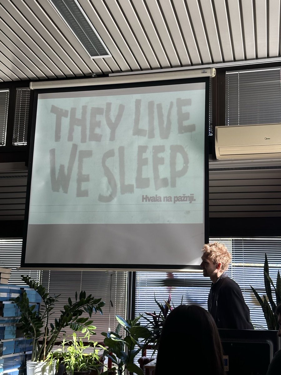 svice_rs's tweet image. Naš Laki pravo iz pritvora po diplomu!

Lazar Dinić je danas diplomirao na Filozofskom fakultetu Univerziteta u Novom Sadu sa ocenom 10! ❤️

Čestitamo Laki, želimo ti još mnogo uspeha i još više slobode.✊🏽