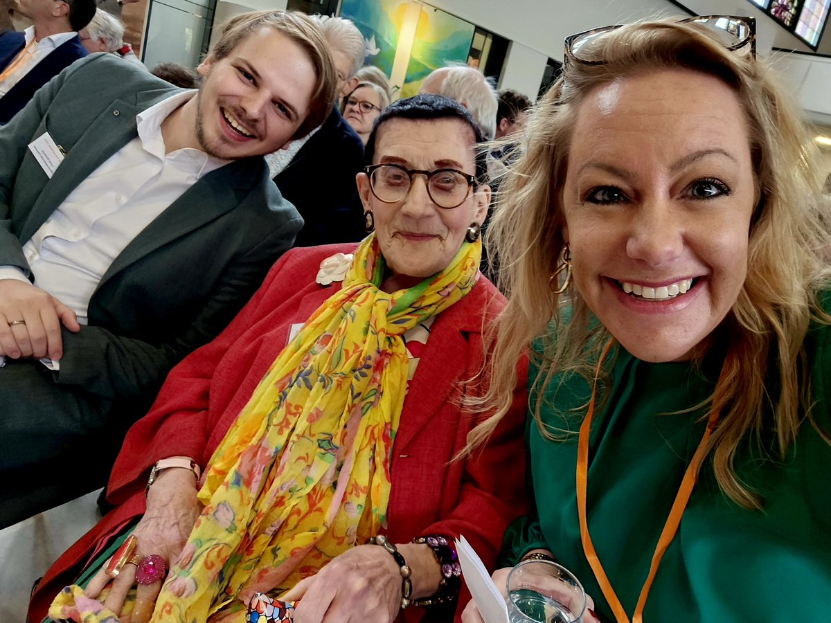 Wat een eer om juryvoorzitter te mogen zijn van deze verkiezing van De Zalige Zalm! Met de 86-jarige Oeke en de 26-jarige <a href="/lucasbrinkhuis/">Lucas Brinkhuis</a> (en ik zit er qua leeftijd tussenin 😉) dezaligezalm.nl/lev-uitgeroepe…