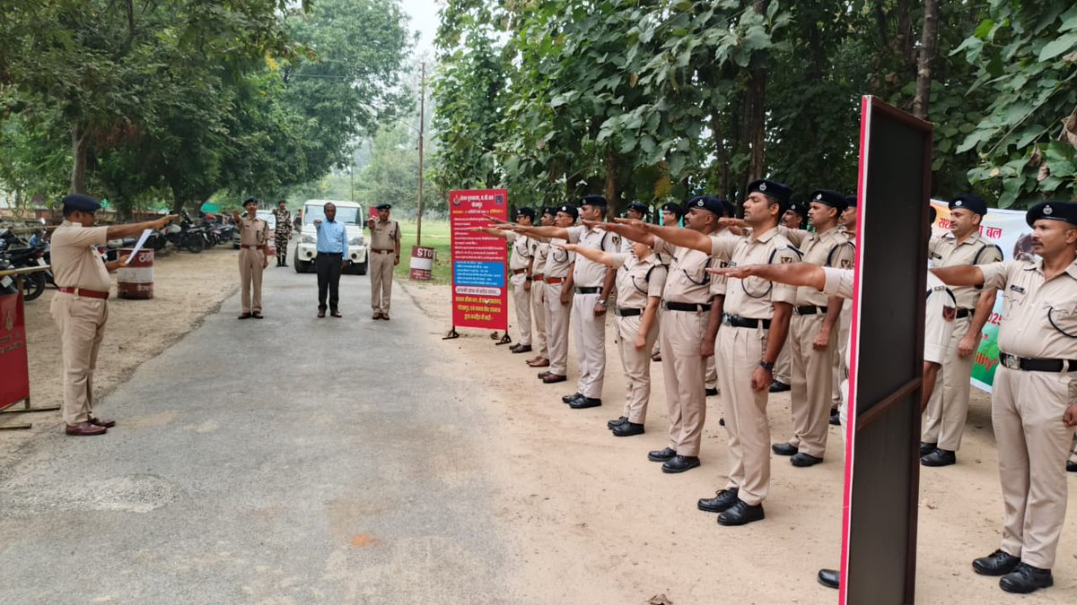 "आज क्षेत्रीय मुख्यालय सशस्त्र सीमा बल, गोरखपुर में 'विजिलेंस अवेयरनेस वीक' के अवसर पर सभी बलकर्मियों ने ईमानदारी, निष्ठा एवं भ्रष्टाचार मुक्त कार्यसंस्कृति के संकल्प के साथ शपथ ग्रहण किया। 🇮