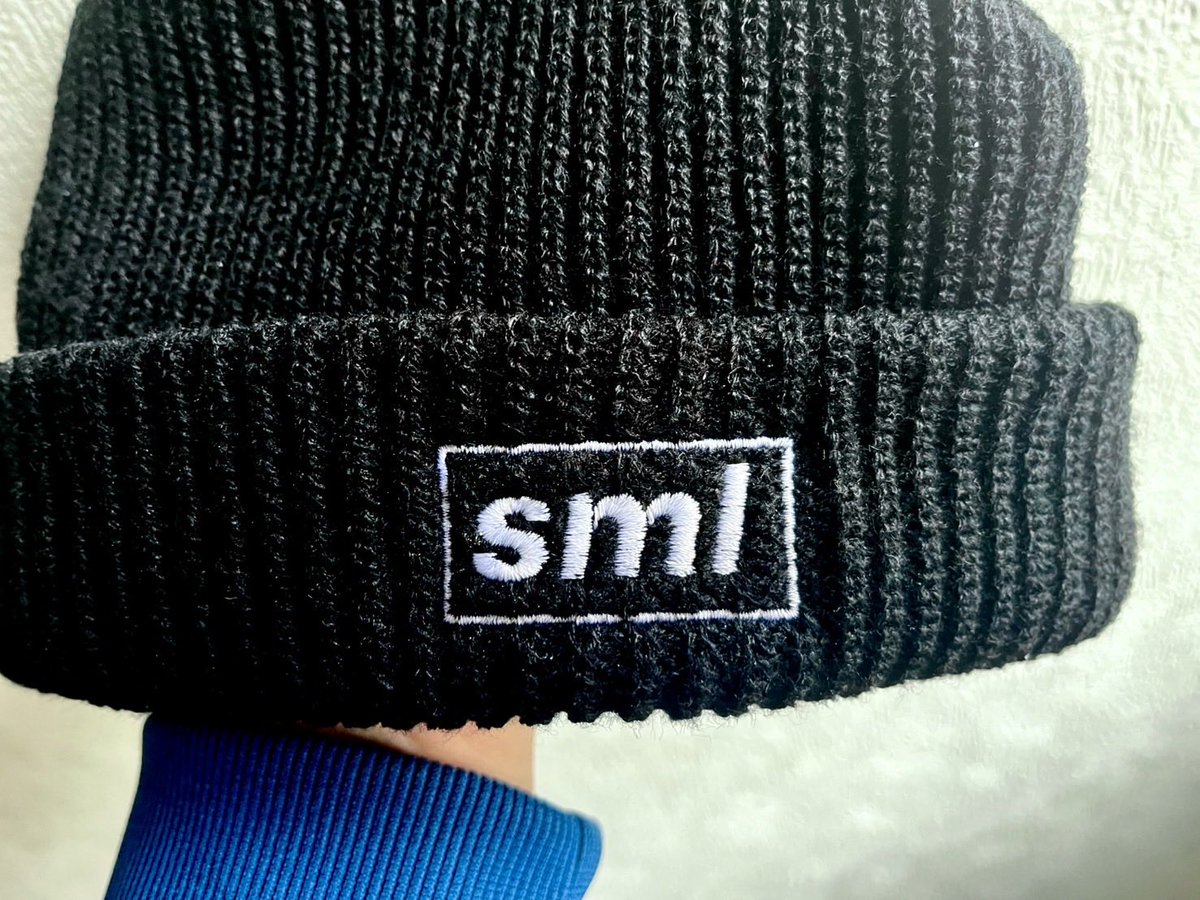 smellman05's tweet photo. ⚡ SMLロゴ入りオリジナルニット帽 ⚡

作ってみました。
欲しい人が多ければ、正式にグッズ化するかも…？🔥

・素材：アクリル100％
・フリーサイズ（55〜60cm）
・カラー：ブラック×ホワイト刺繍

🎤ライブ会場：¥3,500
🌐通販：送料等＋数百円予定

購入希望の方は👇
いいね❤️で教えてください！ https://t.co/V072KSp8yn