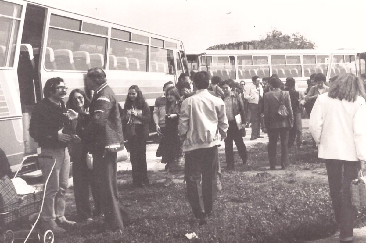 🎂 Aquesta setmana és el 48è aniversari de l'AELC, l'entitat de referència d'escriptors i traductors en català.

Quasi cinc dècades al servei dels autors en plena forma.

Ho recordem amb imatges d'un dels primers Encontres d'Escriptors (Mallorca, 1980): escriptors.cat/noticia/48-ani…