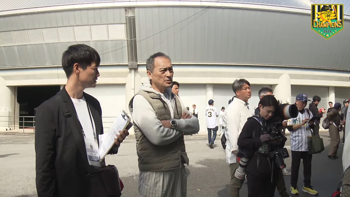 _al_p_a_c_a_'s tweet photo. 球団と関係のない部外者とは思えない眼光で笑う https://t.co/nMuAwlPsWm