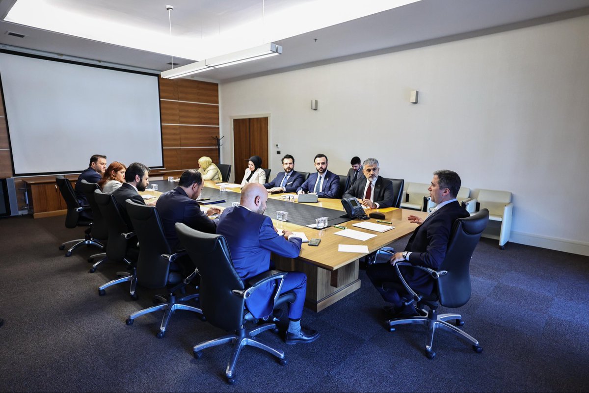 📍AK Parti Genel Merkez 

<a href="/AKPartyForeign/">AK Parti Foreign Affairs</a> Başkan Yardımcılarımızla gerçekleştirdiğimiz birim toplantımızda; bölgemizde, coğrafyamızda ve dünyada yaşanan küresel gelişmeleri kapsamlı biçimde değerlendirdik. 

Gerçekleştirdiğimiz yurt dışı temaslarımızı ve önümüzdeki dönemde