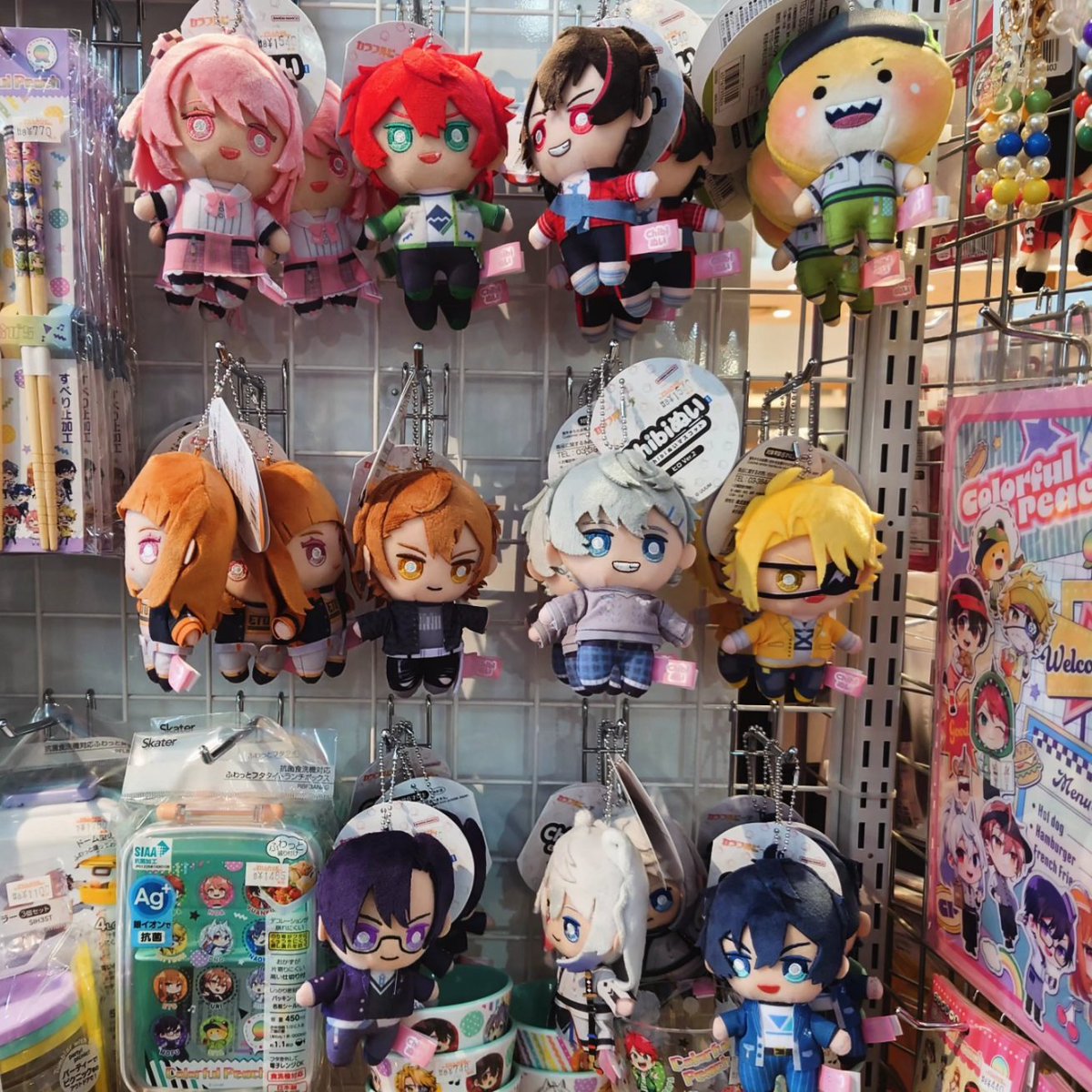 カラピチが可愛らしいヌイの姿になってヴィレヴァンにやってきた！🧸✨
ぬい活…してみませんか？✨一緒に出かけて、ご飯を食べて、写真を撮って…きっと推しと一緒なら今よりももっと素敵な推し活が出来ますよ！ぜひぜひお立ち寄りください！✨

#ヴィレッジヴァンガード #ヴィレヴァン #カラピチ