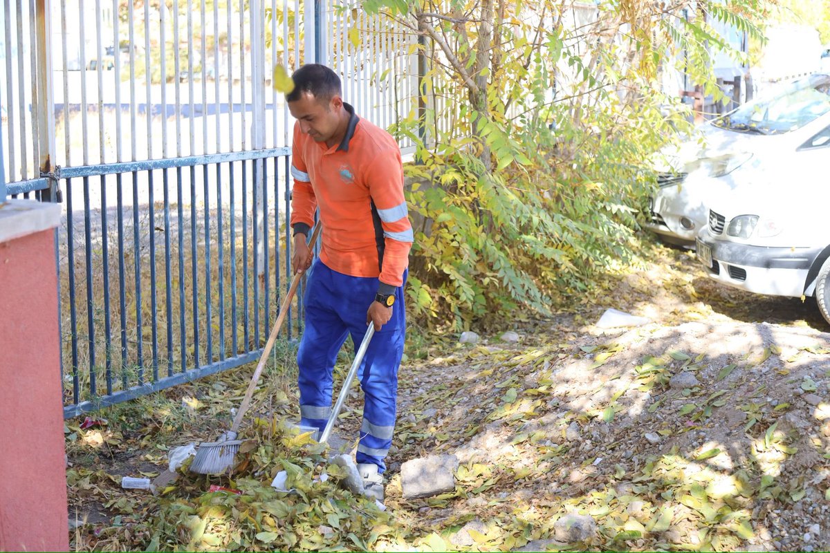 Güzel şehirler, emekle, sevgiyle ve sorumlulukla yaşar...❤️😎

Ekiplerimiz;
📍Sanayi mahallesinde detaylı temizlik çalışması yapıyor. 🏡🛝🧹🧺

Lütfen sokakları, caddeleri, ortak kullanım alanlarımızı temiz tutalım. 🚯🤍

#AksarayaDeğer ❤️