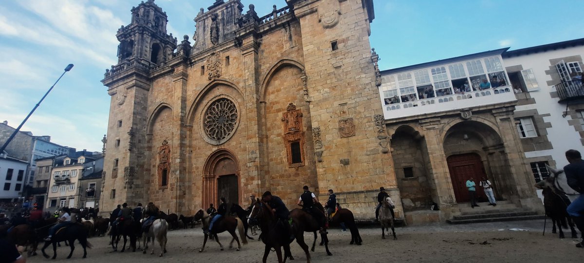 msolpineiro's tweet photo. As San Lucas 2025 en Mondoñedo coa gran @InmaMorandeira Fotos do 2019 e 2025.Máis coma ti, bonita..!! un pracer terte aquí con nós sempre..!! 👌 #mondoñedo #assanlucas #amariñalucense #Galicia #inmamorandeira #feiras #pulpo  @InmaMorandeira #tvg https://t.co/YhQQ74l5d1