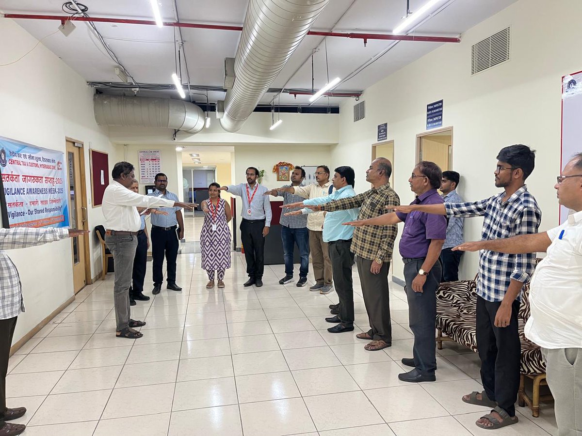 CGSTSec's tweet photo. 3. Integrity Pledge administered by the Assistant Commissioner, Begumpet Division, Secunderabad GST Commissionerate to taxpayers, encouraging ethical business practices and reinforcing the spirit of transparency and accountability.
#VigilanceAwarenessWeek #IntegrityPledge #CBIC https://t.co/k9RVifDpFr