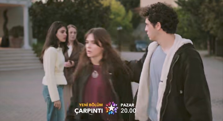 Creo que Asli ..está en esa casa..para descubrir ..la adopción de Melike ..sin saber que la mataron ..y esa pelea con sus hermanos es fingida ..
Me gusta 
#Çarpıntı