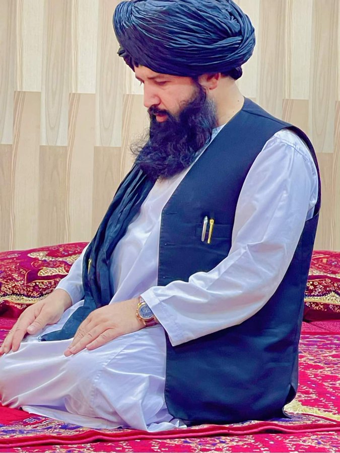 د لوړو زده‌کړو وزیر :
نړۍ د علم په مرسته اباده او د دنیا او اخرت ابادي په علم کې ده.