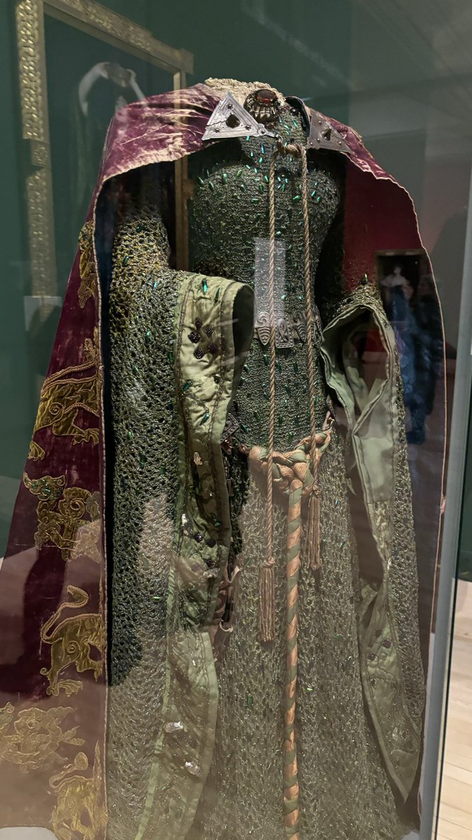 p_mortimer's tweet photo. @underthenettle They had a Singer Sergeant exhibition at Tate Britain last year where they had both the painting and the actual dress! https://t.co/k2FXZVmFhZ