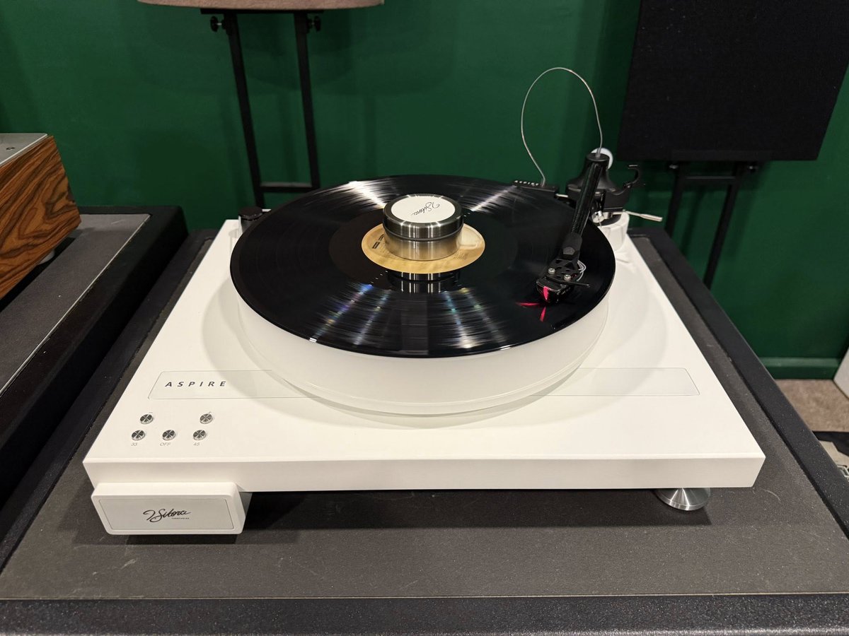 Beautiful @JSikoraTurntables #Aspire in full Albino outfit, including the belt. Simplicity &amp; elegance.