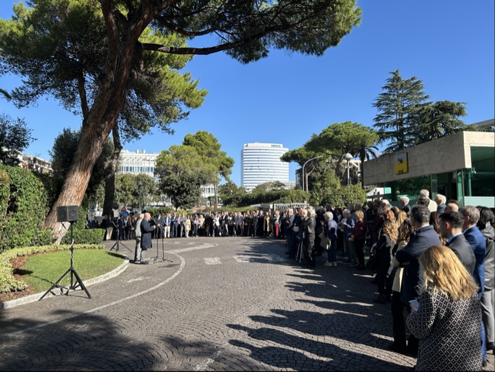 Questa mattina al palazzo Mattei di Roma è stato ricordato #EnricoMattei, il fondatore di <a href="/eni/">eni</a>, nel 63° anniversario della sua scomparsa. La sua idea di impresa come leva di sviluppo e dignità resta sempre attuale per tutti noi.