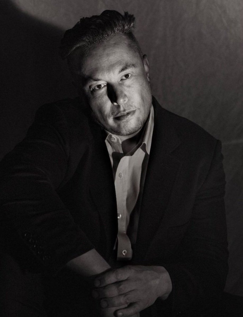 Vor drei Jahren hat Musk Twitter gekauft.

Es wurde eine KI eingebaut, die Meinungsfreiheit wiederhergestellt, Faktenchecks (Community Notes) schützen vor falschen Informationen, man kann sich verifizieren, Lesezeichen setzen, verschlüsselt chatten, das Netzwerk ist zuverlässig