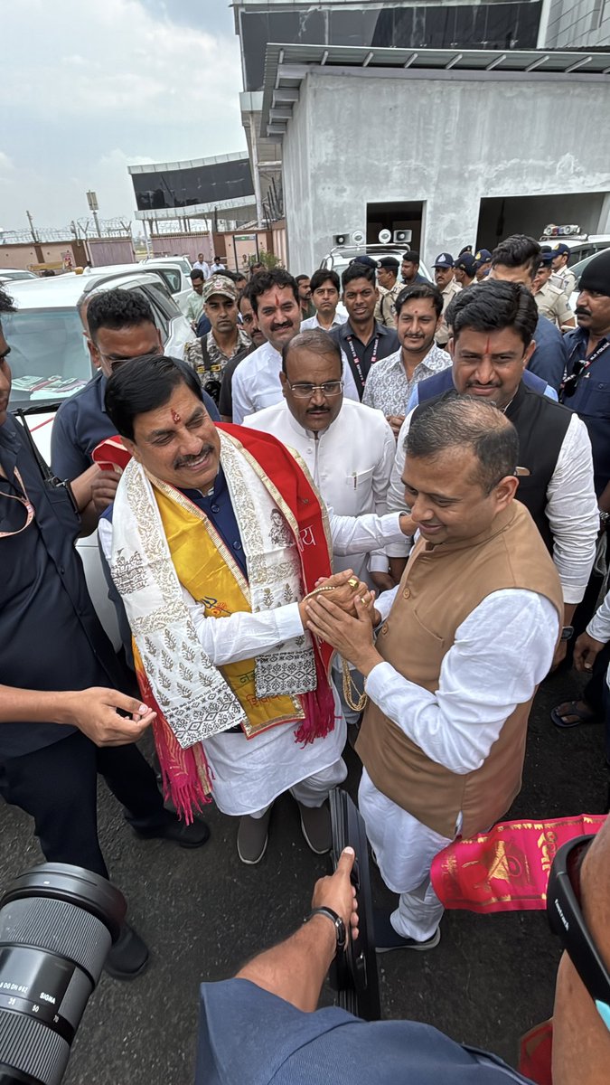 drnishantkhare's tweet image. माननीय मुख्यमंत्री डॉ. मोहन यादव जी के इंदौर आगमन पर एयरपोर्ट पर उनका आत्मीय स्वागत किया।
उनका ऊर्जावान नेतृत्व और विकास के प्रति दृष्टिकोण प्रदेश के लिए प्रेरणा है। 🙏
#DrMohanYadav #IndoreVisit #BJP
