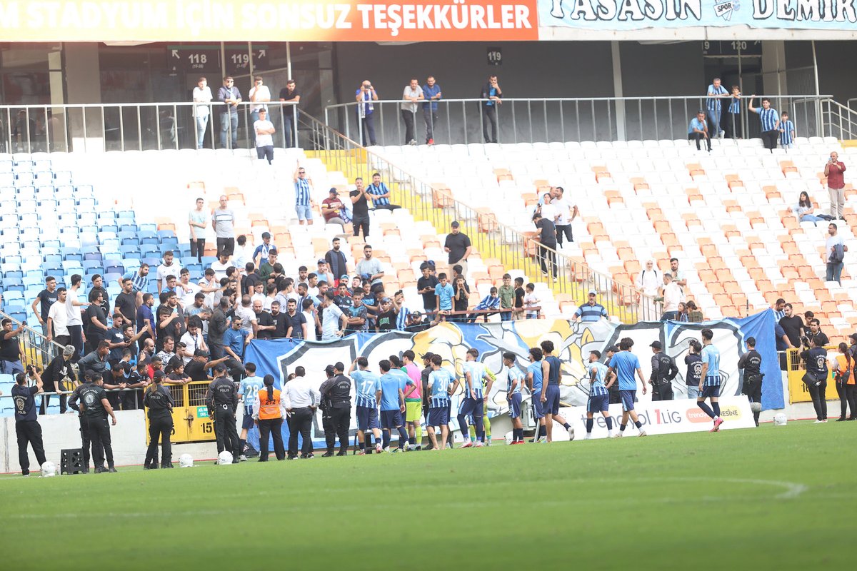 canerkaban0's tweet photo. Zor günlerden geçiyoruz, ama bu formanın ağırlığını da, mücadelenin değerini de çok iyi biliyoruz.Her zaman yanımızda olan taraftarımıza yürekten teşekkürler. 💙 https://t.co/lLYs8FpnWb