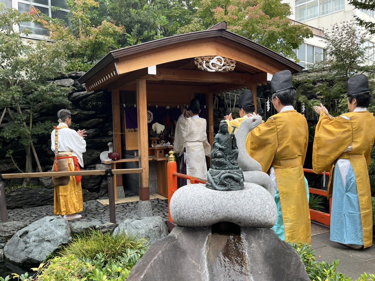 本日は己巳の日、白蛇辨財天社「白蛇辨財天像」御開帳の日にあたり、御